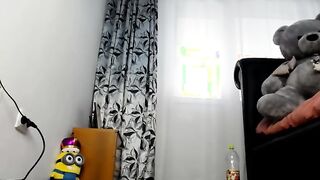 Kralya corre en jeans de la masturbación en frente de webcam