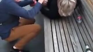 Un hombre borracho lame el coño de una mujer rusa con amigos en la calle
