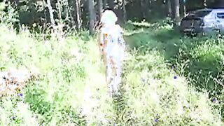 El residente de verano se folló a la esposa de su vecino con cáncer en el bosque, después de quitarse la suciedad del teléfono