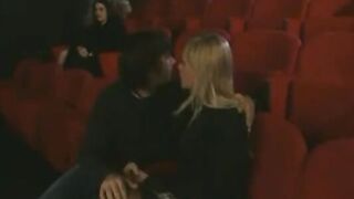 Cuatro parejas se montan una orgía swinger en una sala de cine