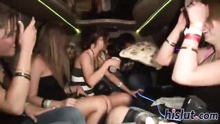 Lesbiana en público en una limusina le chupa el coño a su chica