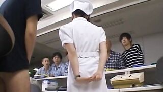 Yuki Mana Nurse recibe semen en la cara de los chicos