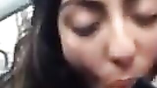 La mujer armenia con sexo oral agradeció al chico el viaje en el auto