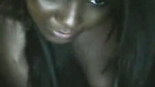 Sexy chica negra en la webcam