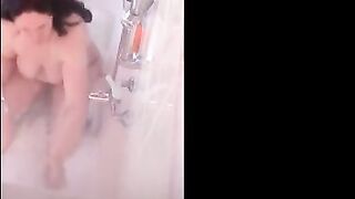 Mi mamá masturbándose en la bañera