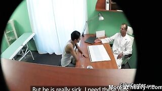 Paciente flaco creampied por el doctor
