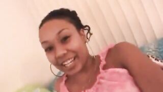 chica negra se masturba mientras su amiga hace un video de ella solo por alegría