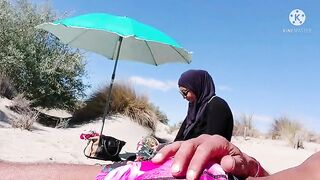 ¡¡Sorprendí a este musulmán sacando mi polla en la playa !!