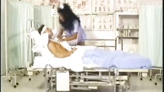 enfermera caliente con pelo rizado y tetas grandes está pinchando a su paciente en el centro de salud