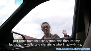 Publicagent francés autoestopista golpeó al aire libre en sus gafas