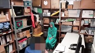 chica árabe caliente golpeada en la oficina